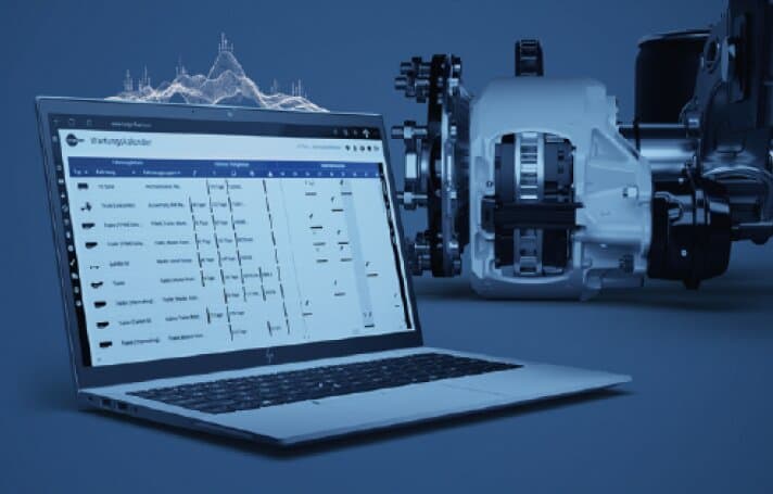 Rendering eines Laptops im Vordergrund, im Hintergrund sieht man ein Fahrwerk.