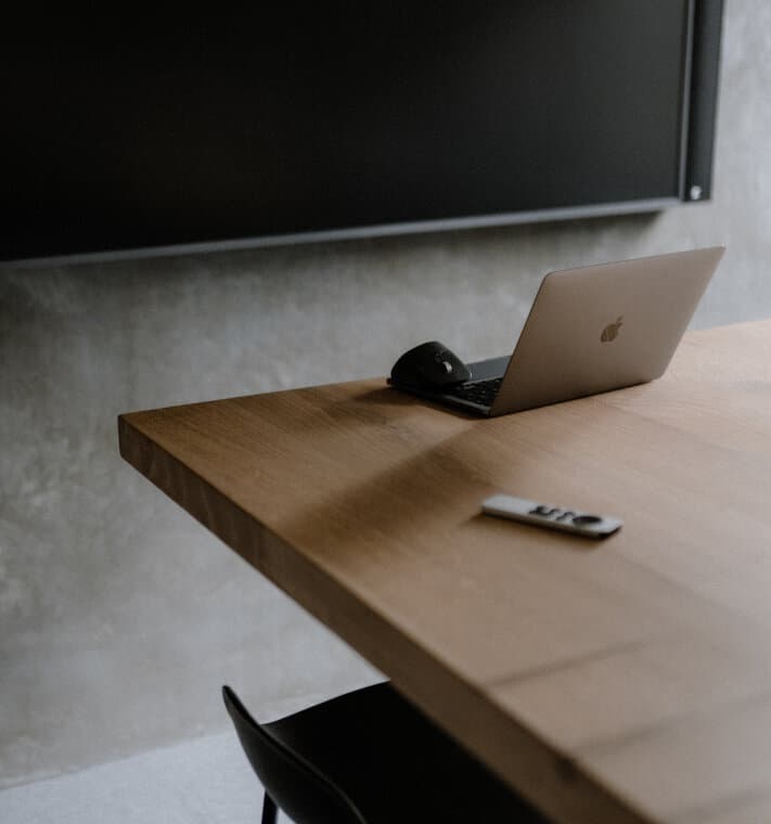 Ein Laptop steht geöffnet auf einem Tisch.