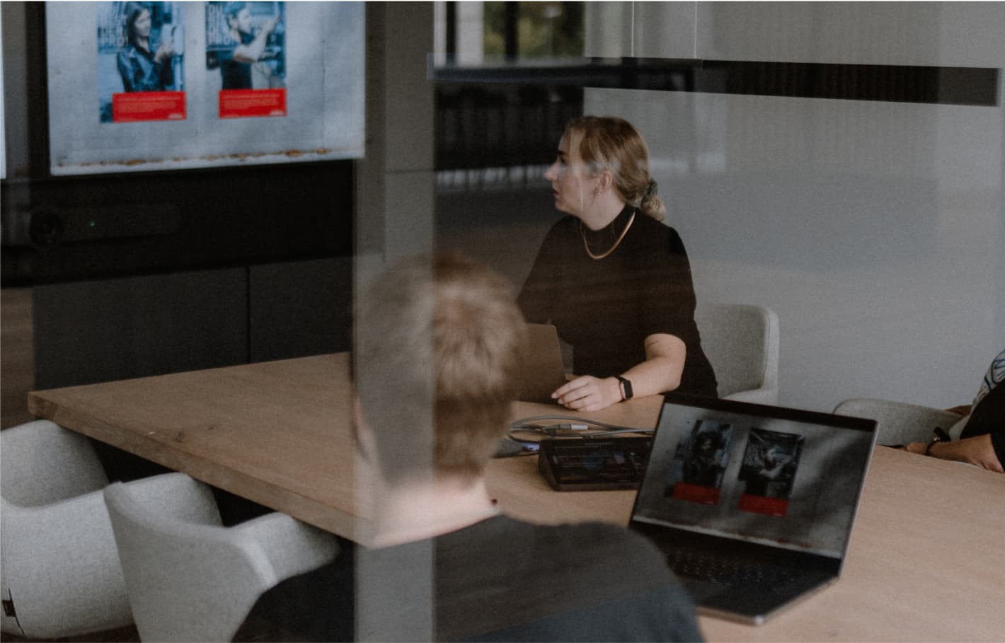 Menschen in einem Besprechungsraum bei reaze sprechen über ein Projekt.