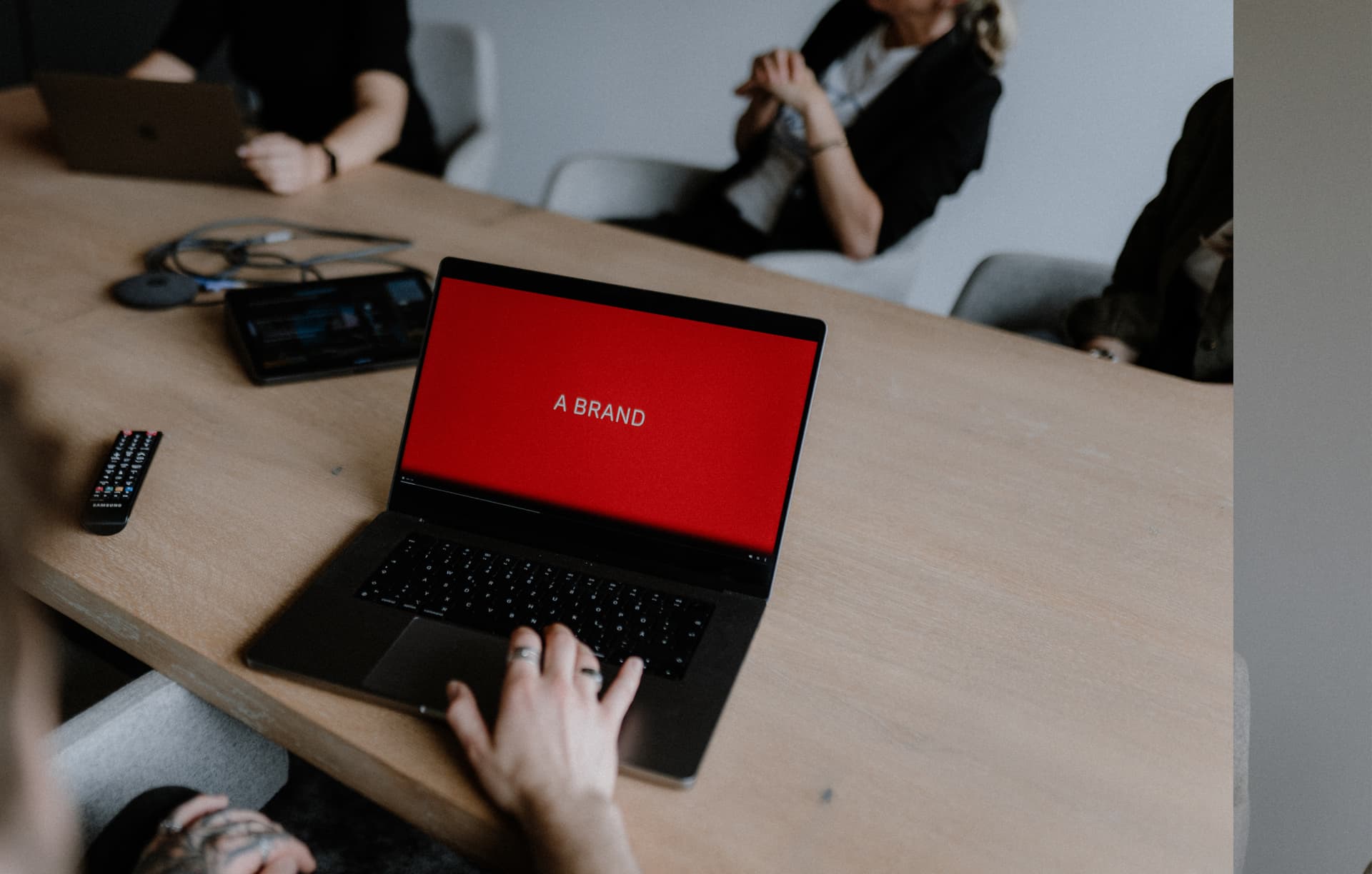 Menschen sitzen in einem Meetingraum und sprechen über den Kunden Hensel.