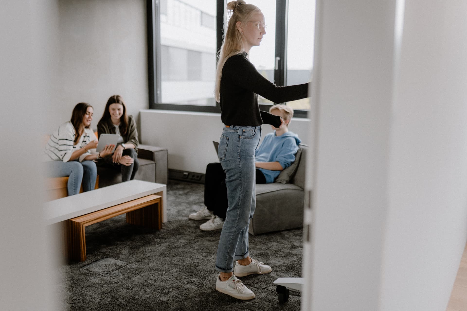 Blick in einen Büroraum, in dem mehrere Menschen arbeiten.