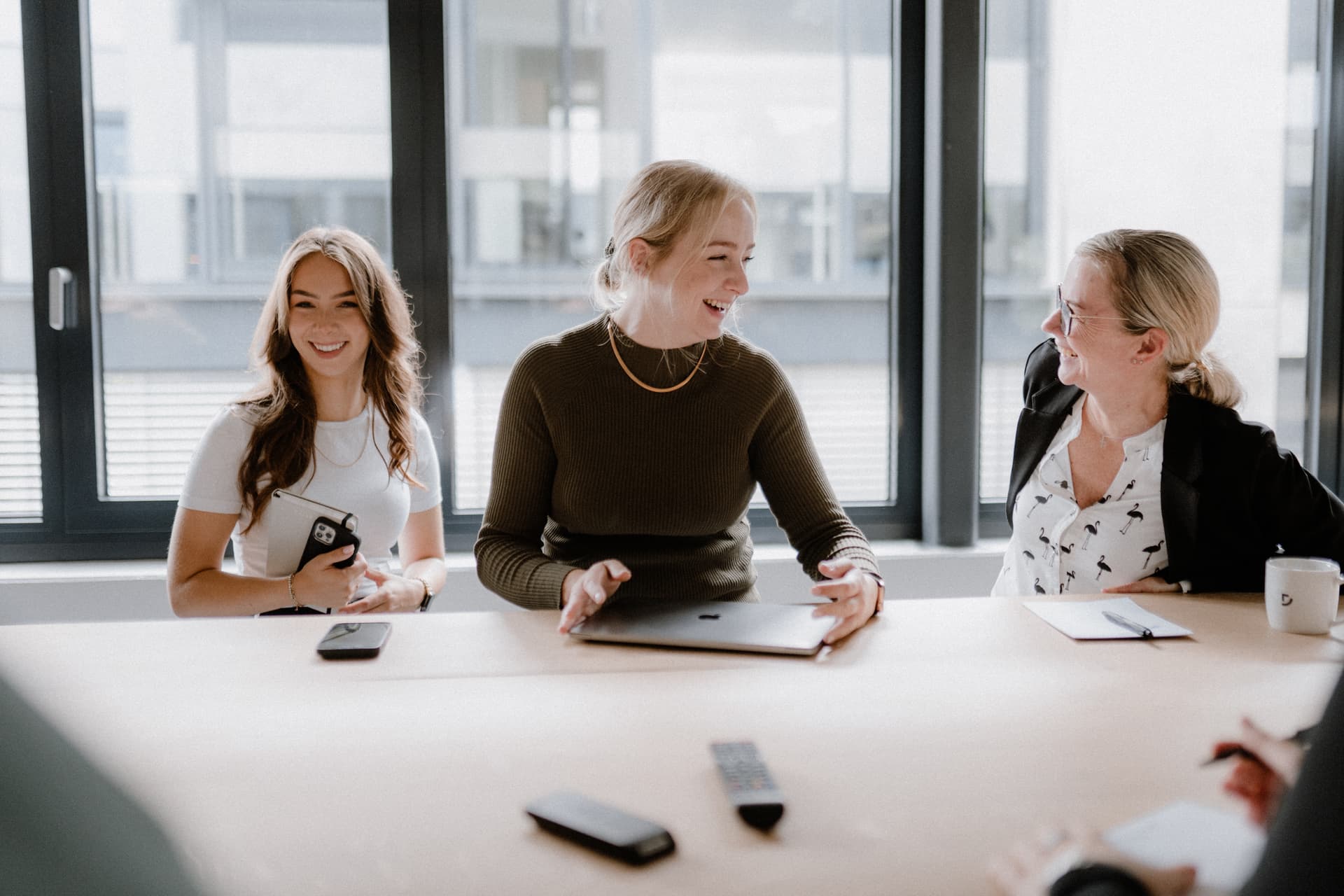 Drei Mitarbeiterinnen der Digitalagentur reaze bei der Arbeit.