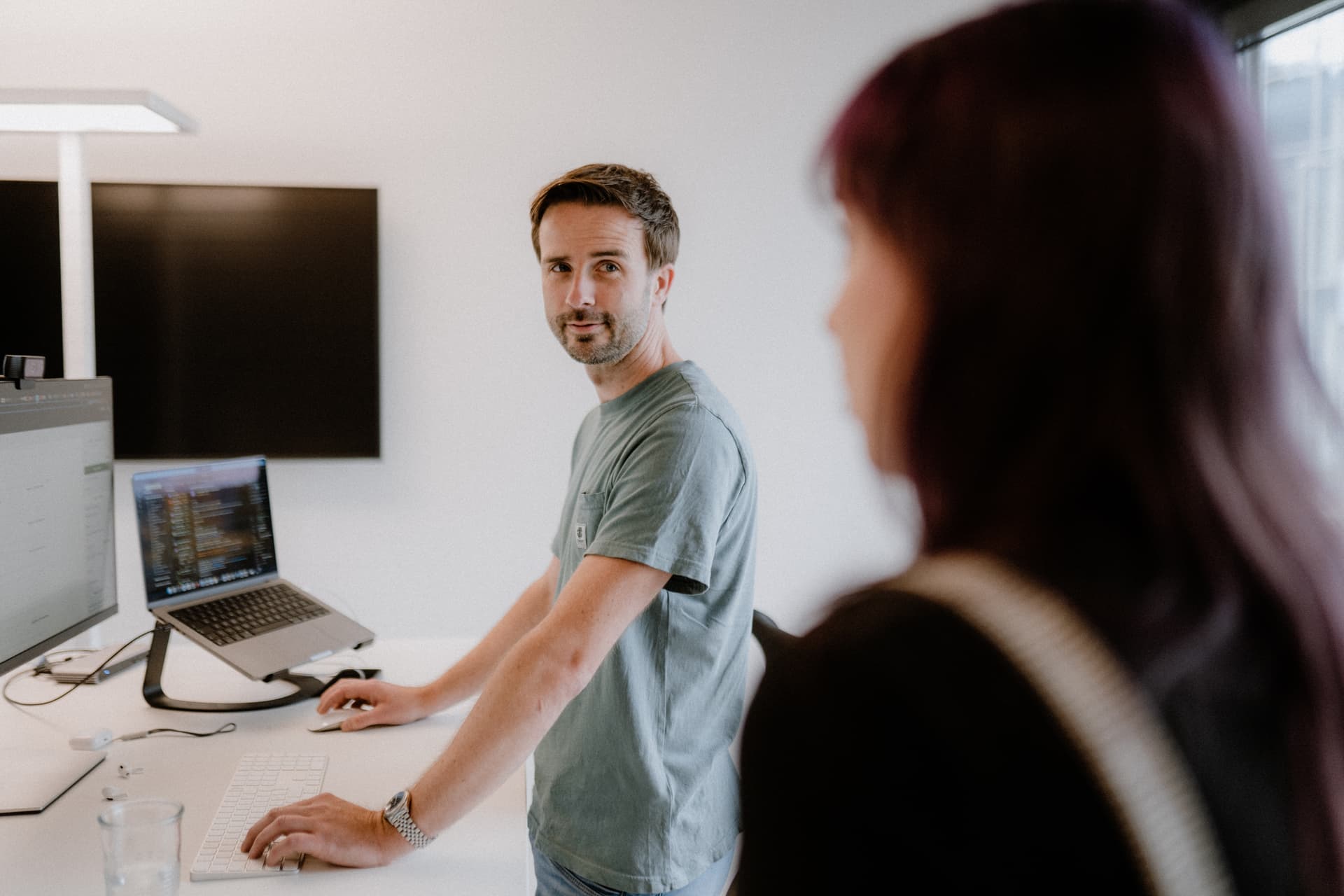 Zwei Kolleginnen tauschen sich in der Agentur reaze aus.