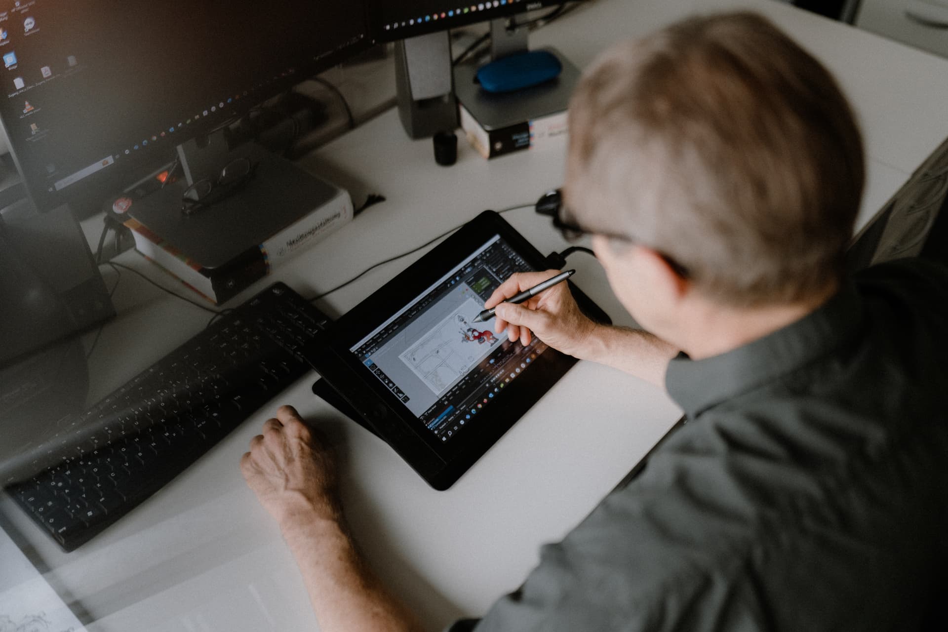 Ein Mann zeichnet bei reaze auf einem iPad eine digitale Skizze.