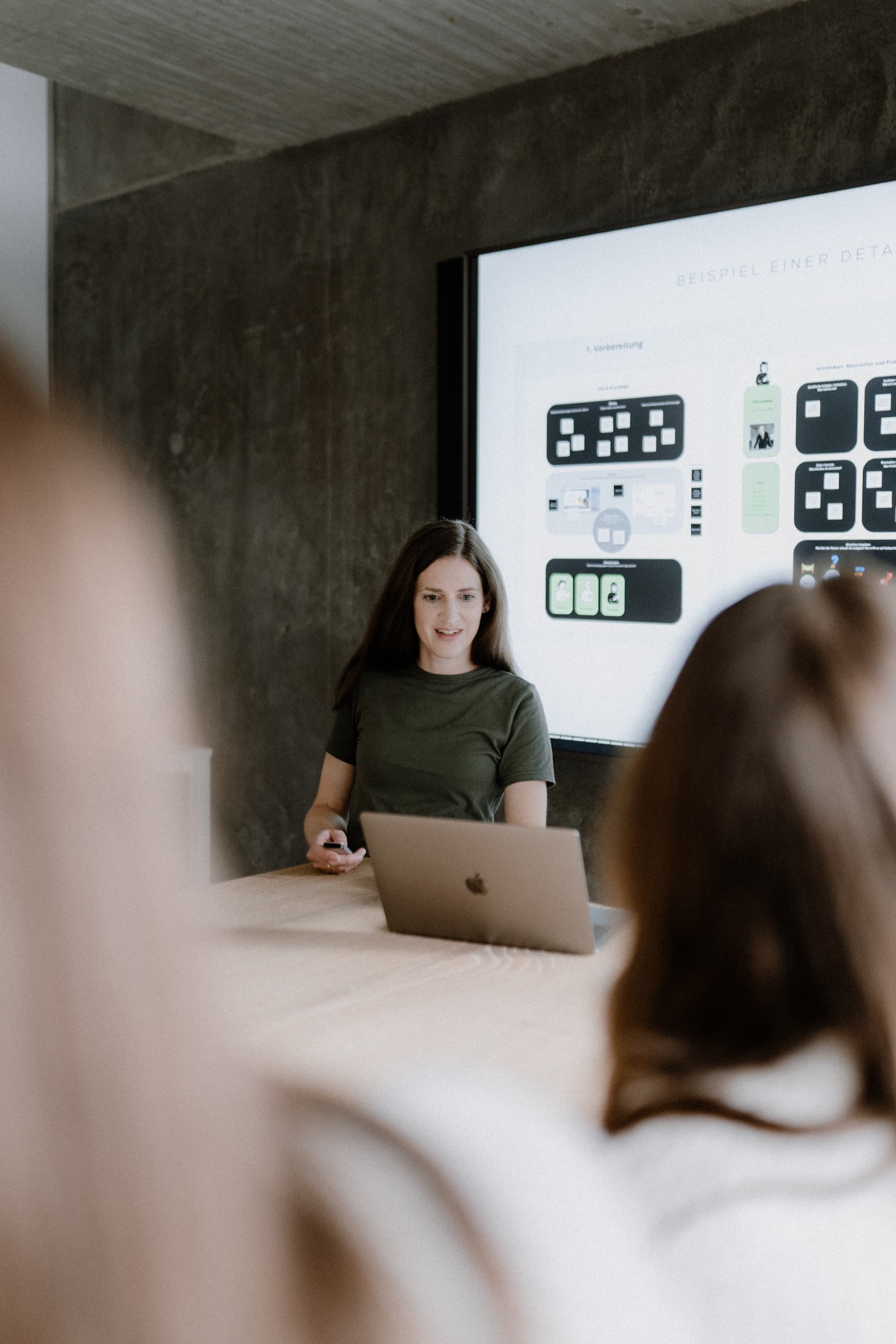 Eine Mitarbeiterin von reaze hält eine Präsentation über User Journeys.