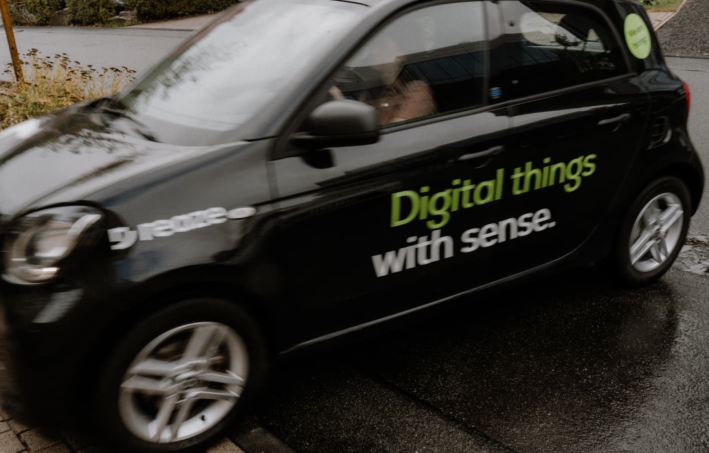 Ein Smart mit dem Schriftaufzug der Digitalagentur reaze.