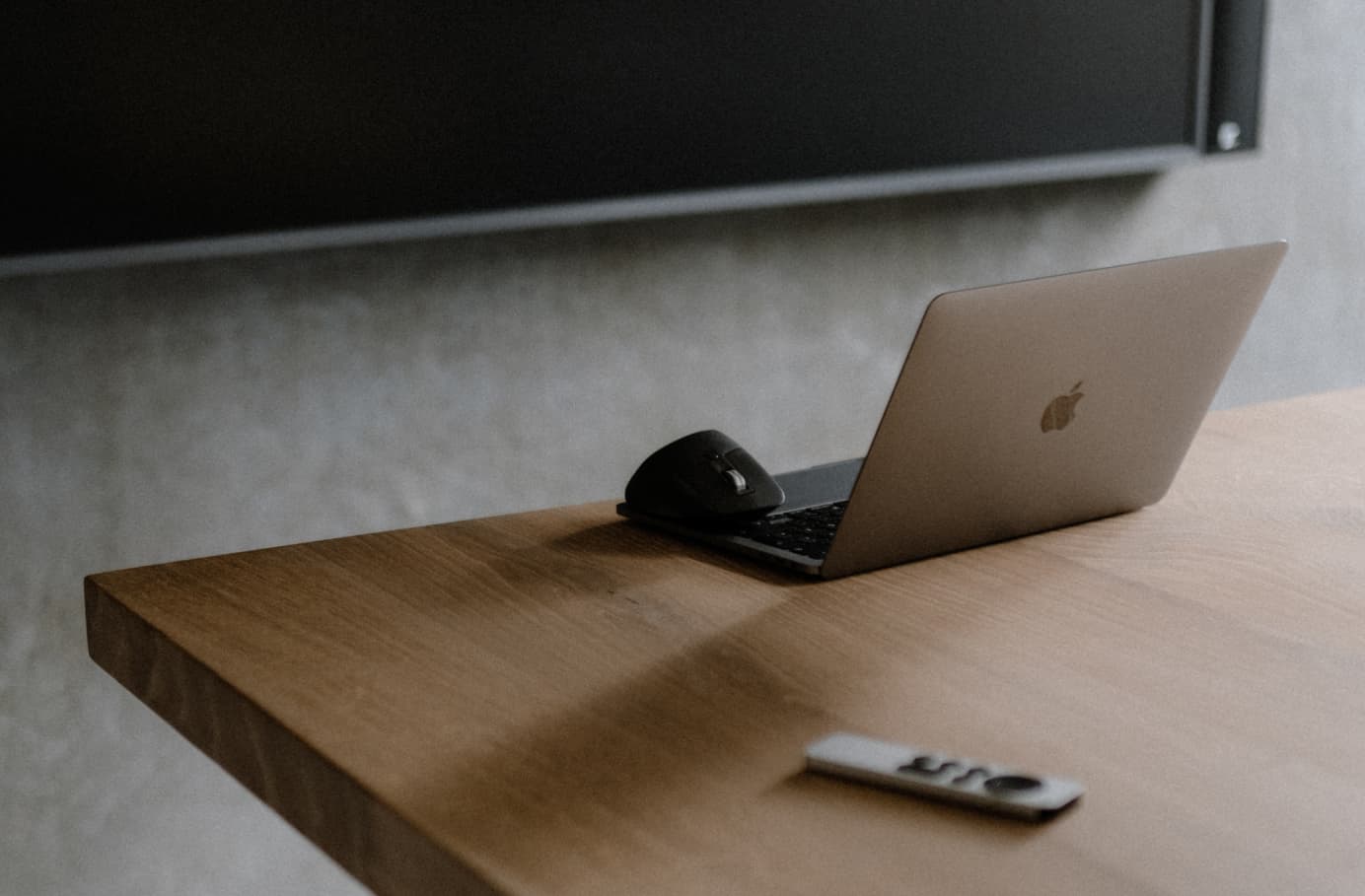 Ein Laptop auf einem Tisch in der Digitalagentur reaze