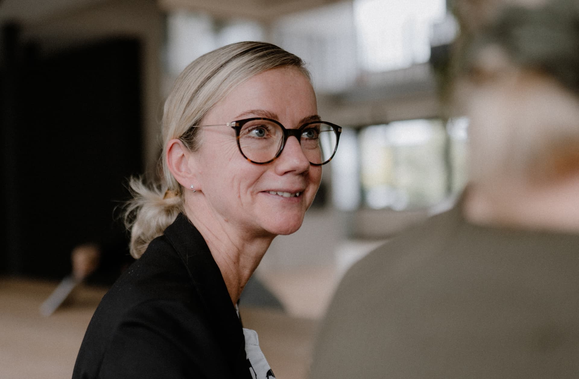 Eine Frau lacht ihre Kollegin an