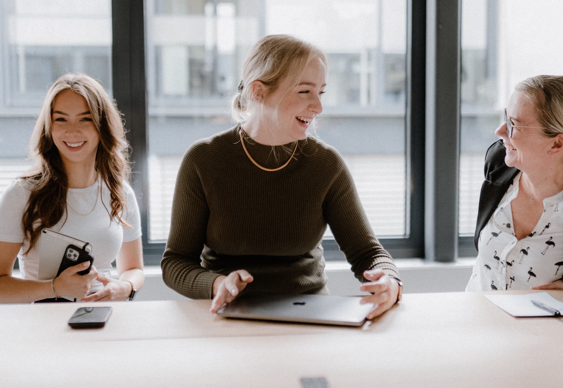 Drei Mitarbeiterinnen der Digitalagentur reaze bei der Arbeit.